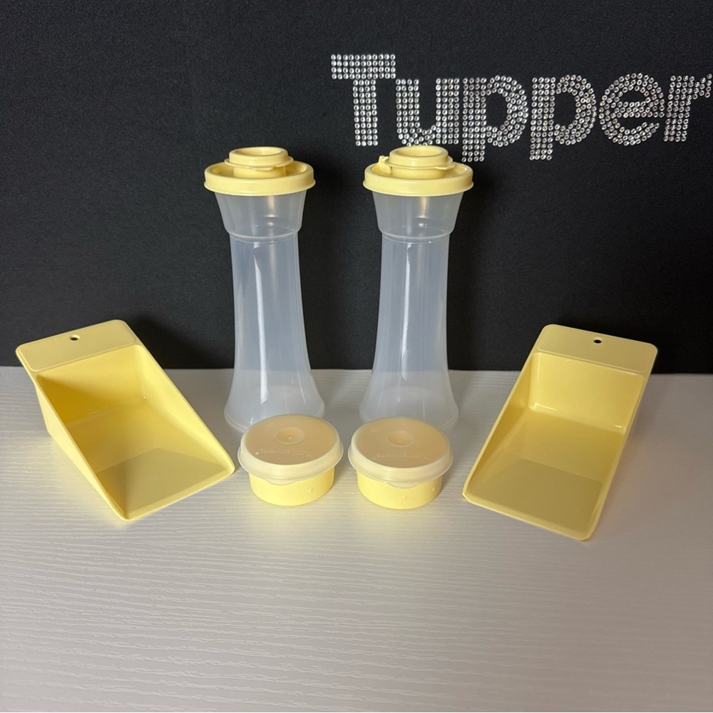 Tupperware Large Hourglass Salt & Pepper Shaker Smidget Flat Scoop Set Yellow